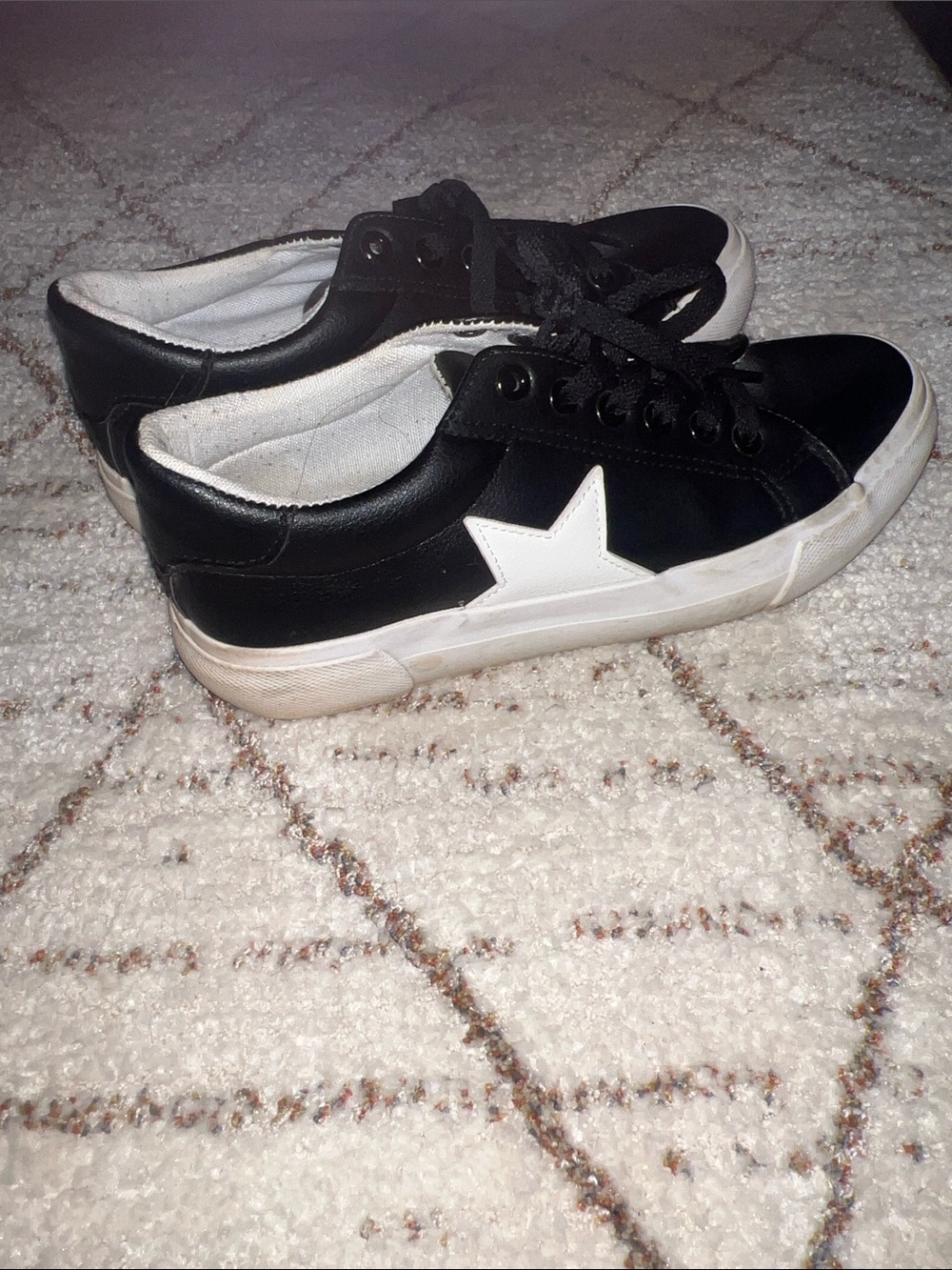 Black Low-Top Star Accent women’s Sneakers